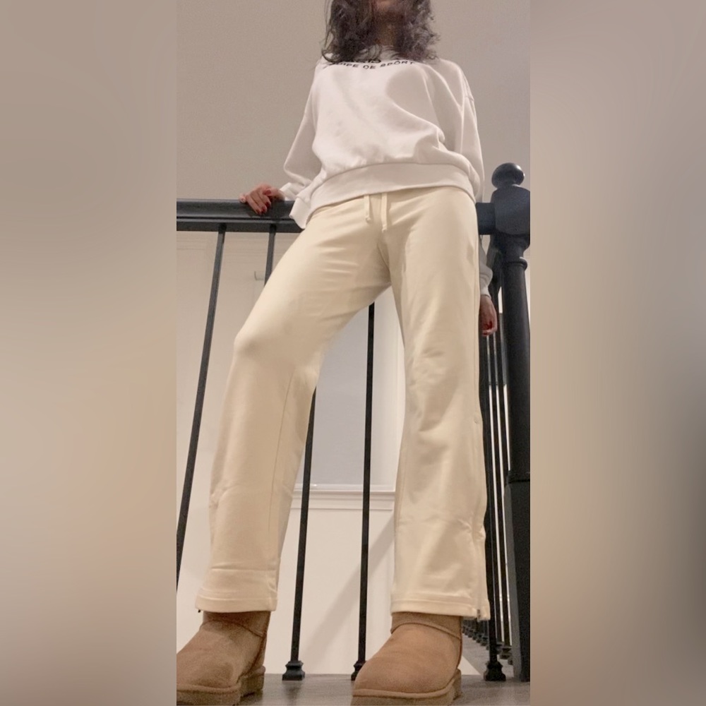 Cozy straight-leg, cream colored sweatpants in size small